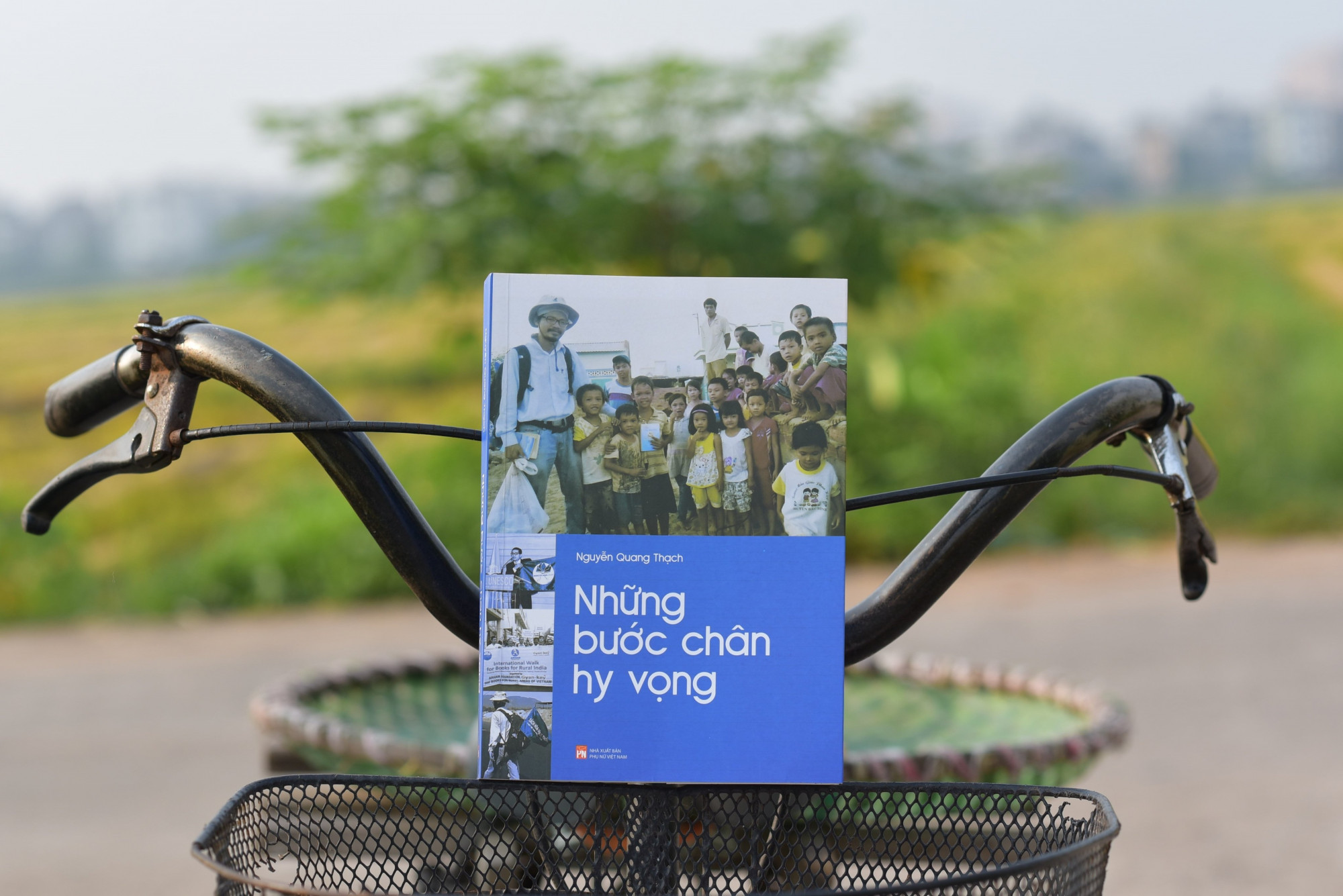 Cuốn sách chứa đựng nhiều chia sẻ tâm huyết của Nguyễn Quang Thạch về sách hóa nông thôn. Ảnh: Nguyễn Tiến Thành