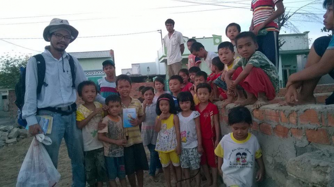 Gần 10 năm, anh Nguyễn Quang Thạch miệt mài đưa sách đến cho hàng triệu trẻ em nghèo ở nông thôn. Ảnh: internet
