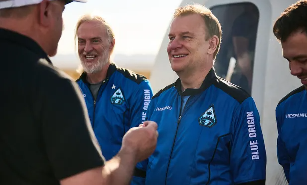 Hamish Harding, ở giữa, đã bay vào vũ trụ trên chuyến bay của Blue Origin. Ảnh: Felix Kunze/AP