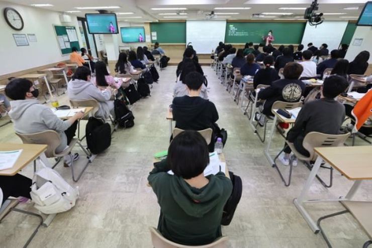Học sinh tham gia lớp luyện thi công chức ở Seoul, ngày 13/10/2021