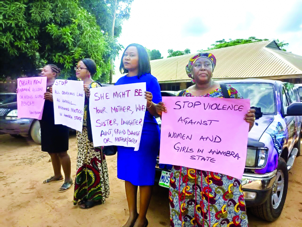 Giới hoạt động nhân quyền biểu tình ở bang Anambra trước lo ngại về hành vi lợi dụng hủ tục để xâm phạm quyền lợi phụ nữ - ẢNH: RADIO NIGERIA ENUGU