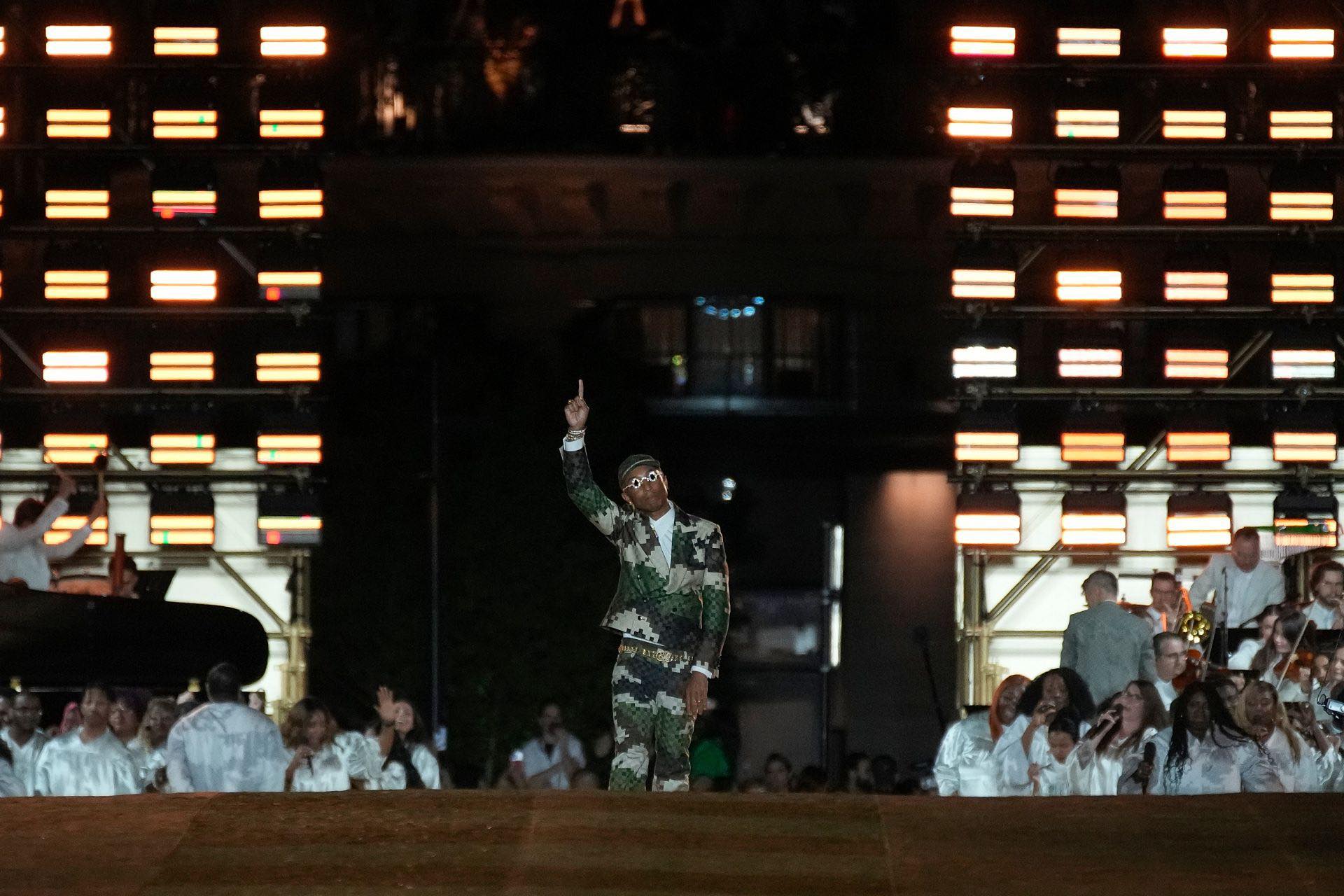 Pharrell Williams tạo dáng sau buổi trình diễn đầu tay cho cánh nam giới của Louis Vuitton