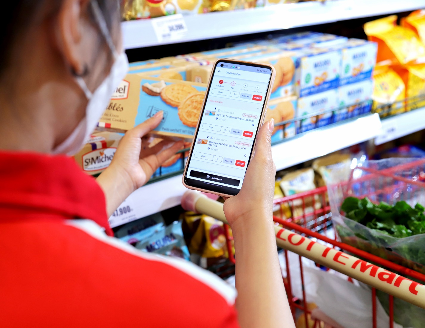 Nhân viên siêu thị lựa chọn các sản phẩm trong đơn hàng đặt mua qua ứng dụng trực tuyến