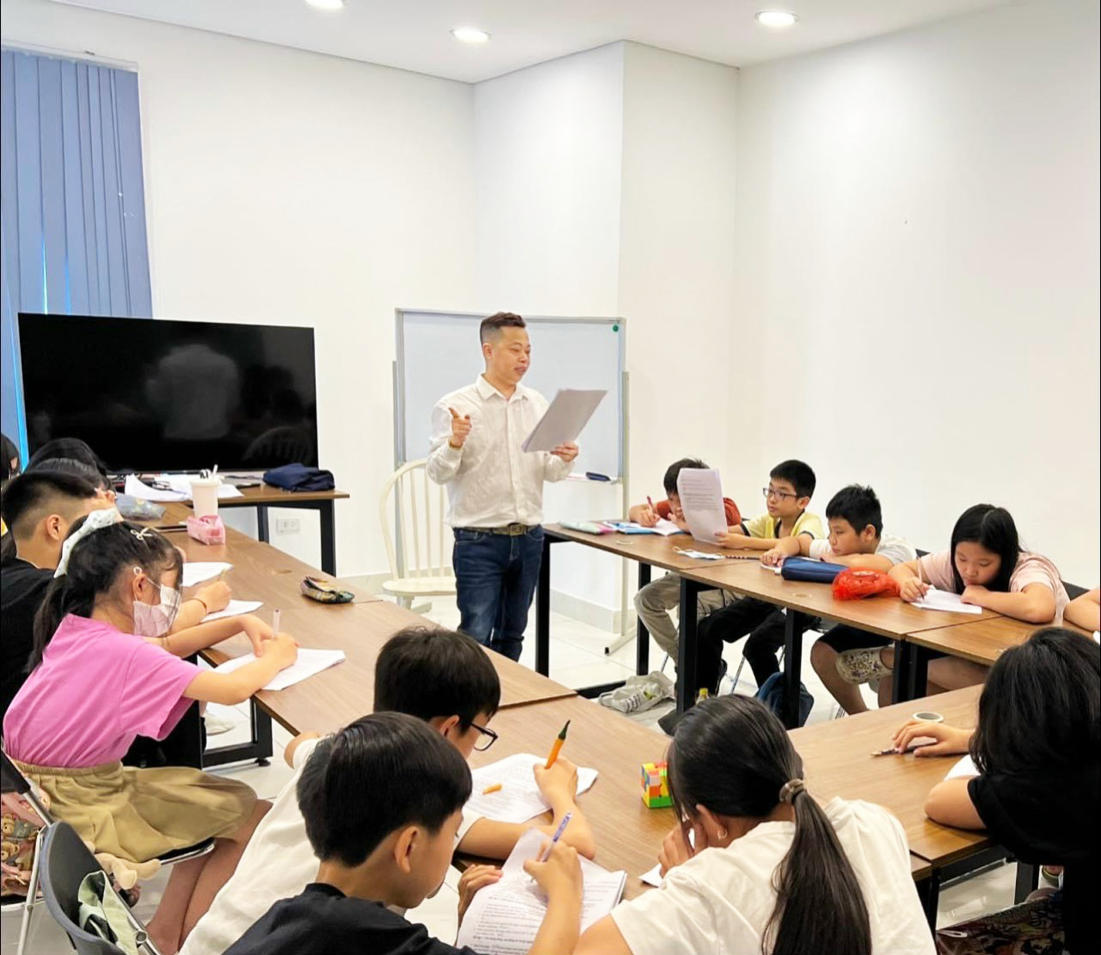 Nhiều thầy cô tiếng Anh cho rằng các học sinh từ lớp Mười trở lên mới thực sự phù hợp để học và luyện thi IELTS (trong ảnh: Một lớp học tiếng Anh của trẻ em ở Trung tâm Exel Focus (TP Hà Nội) - ẢNH: X.H.