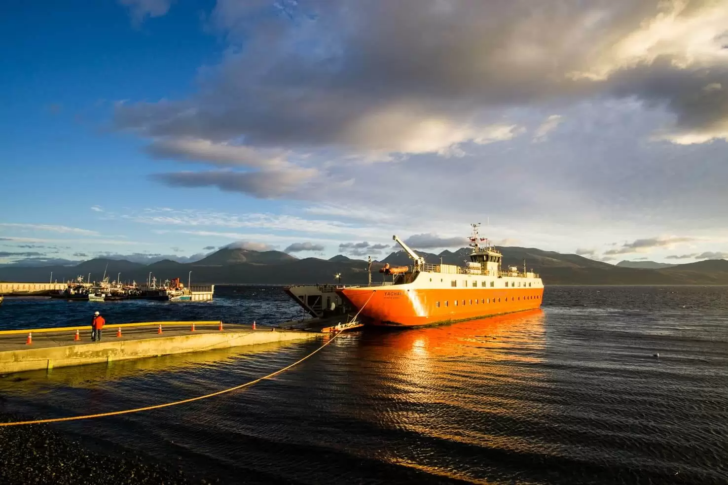 Mỗi ngày hãng DAP Airlines có nhiều chuyến bay từ thành phố của Chile là Punta Arenas trừ chủ nhật. Thời gian bay khoảng 1 tiếng 20 phút. Đi phà từ Punta Arenas đến Puerto Williams lâu hơn, mất 33 tiếng nhưng bù lại được ngắm cảnh thiên nhiên của eo biển Magellan.