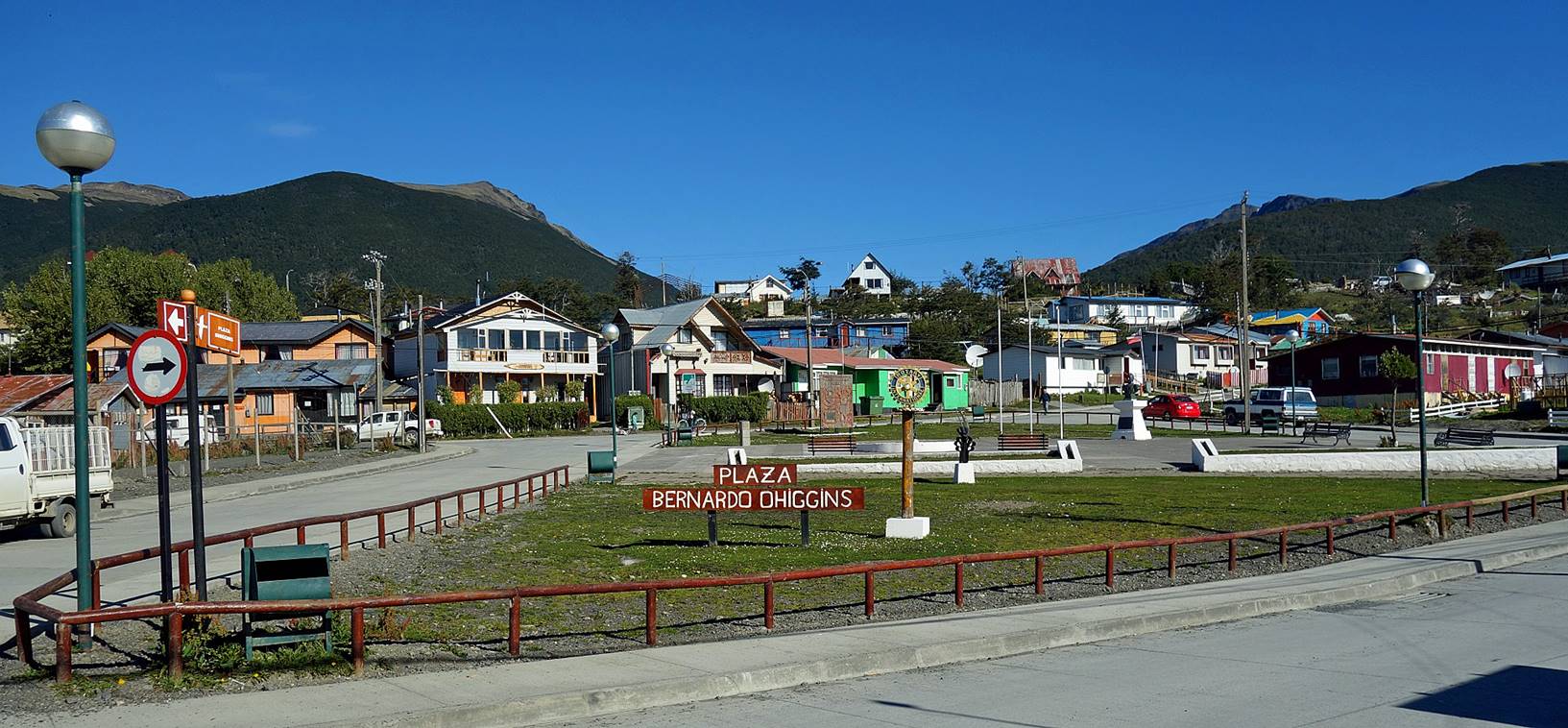 Với số dân ít ỏi, các tiện nghi phục vụ đời sống ở thành phố xa xôi Puerto Williams khá đơn giản. Ở đây chỉ có 1 ngân hàng, 1 trạm xăng (đóng cửa vào chủ nhật), 1 trường mẫu giáo và 1 trường trung học, 1 bảo tàng, 1 nhà thờ, vài cửa hàng nhỏ bán thực phẩm, khách sạn nhỏ. Nơi đây không có rạp chiếu phim hay các tụ điểm giải trí nào. Có một bệnh viện mới nhưng trang thiết bị nghèo nàn nên gặp trường hợp khẩn cấp phải bay vào thành phố Punta Arenas. 