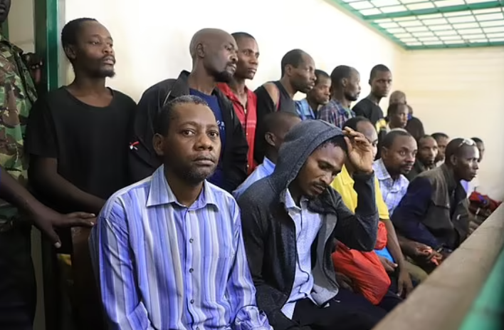 Joseph Juma Buyuka, người bị bắt cùng với 29 nghi phạm khác về giáo phái ngày tận thế ở Kenya, đã tuyệt thực vào đầu tháng này để phản đối việc bị giam giữ. Ảnh: Lãnh đạo giáo phái chết đói Paul Mackenzie (trái)