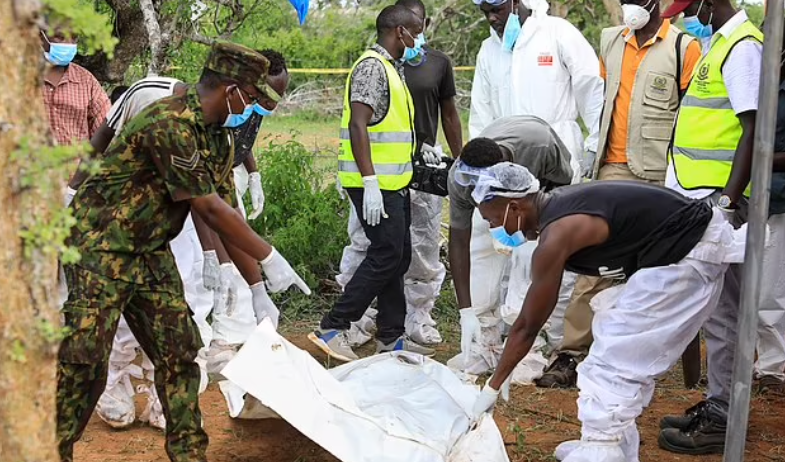 Các nhà chức trách đã khai quật hầu hết các thi thể (trong ảnh) từ khu rừng ở đông nam Kenya kể từ ngày 13 tháng 4, khi phát hiện nghiệt ngã lần đầu tiên được thực hiện. Cho đến nay, 336 thi thể đã được tìm thấy. 600 người vẫn mất tích