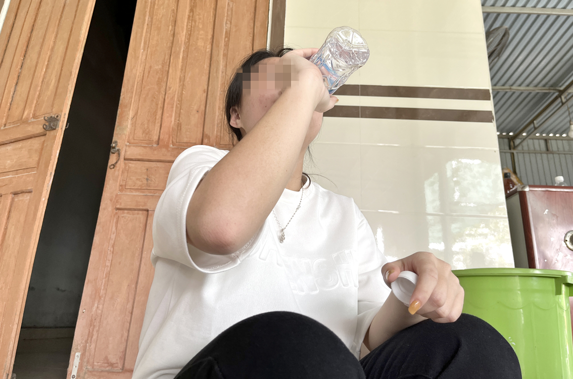 Ngô Thị Kim C. kể, khi bị giam lỏng ở Lào, cô phải uống nước lọc chống đói