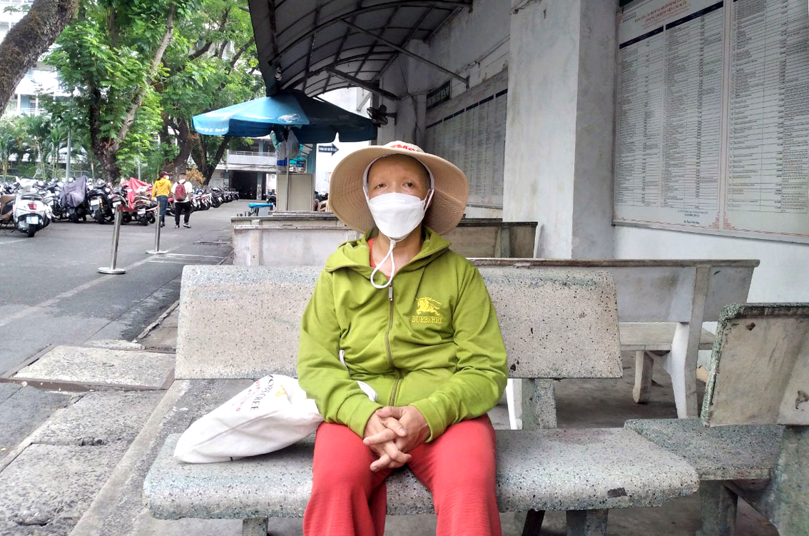 Chị Nguyễn Thị Hiền không biết phải làm gì ngoài trông chờ vào sự giúp đỡ của cộng đồng