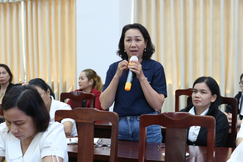 Chị Nguyễn Thị Tuấn Anh, ở quận 8, cho biết là giáo viên mầm non hơn 20 năm, từ đầu năm 2023 mới bắt đầu chuyển hướng sang kinh doanh online. Chị băn khoăn có nên thành lập doanh nghiệp nhỏ và các phương án khai báo thuế. 