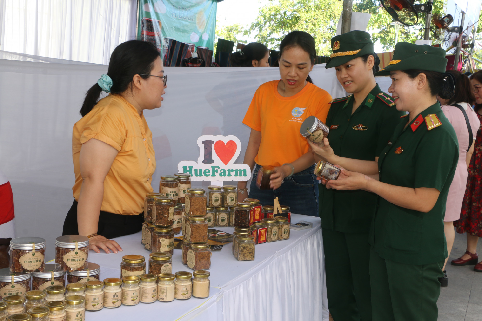 Nhiều đặc sản Huế được giới thiệu tại ngày hội