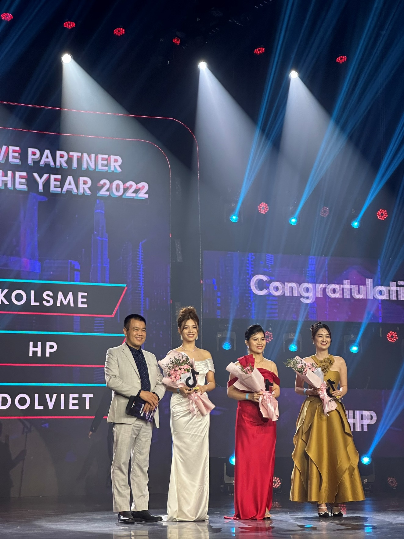 Mina đại diện công ty nhận giải Best Live Partner Of The Year 2022 - Ảnh: KOLS Media