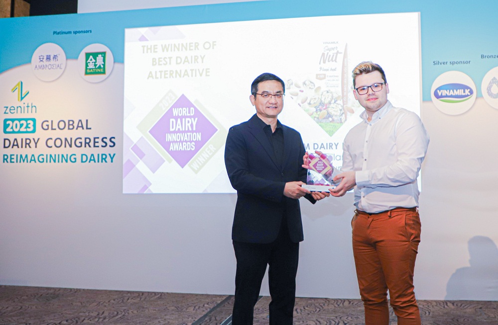 Vinamilk nhận giải thưởng The World Dairy Innovation Awards 2023 cho sản phẩm Super Nut (Hạng mục sản phẩm thay thế sữa) - Ảnh: Vinamilk