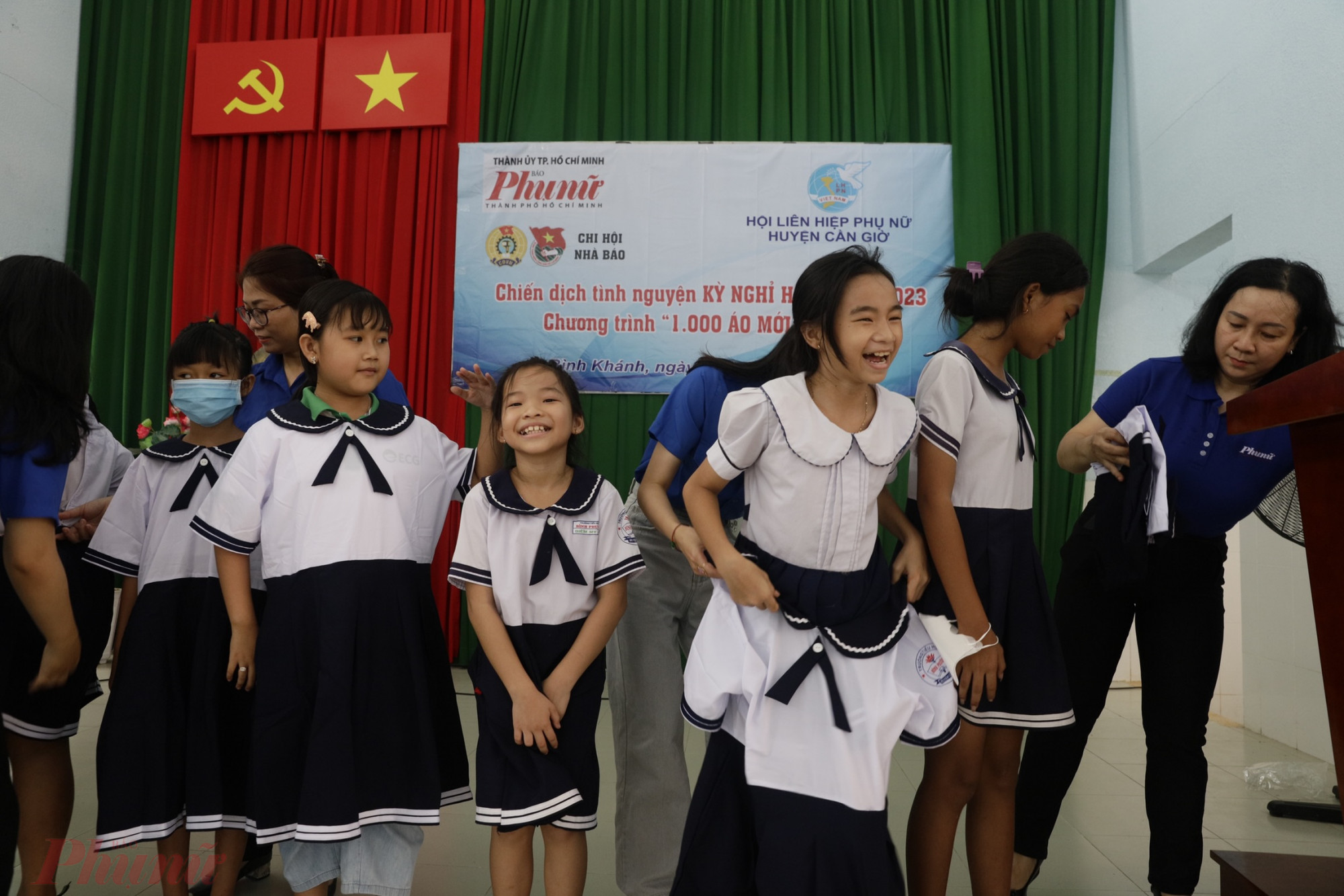 Báo Phụ nữ TPHCM tặng áo trắng cho các em học sinh điểm trường Bà Xán