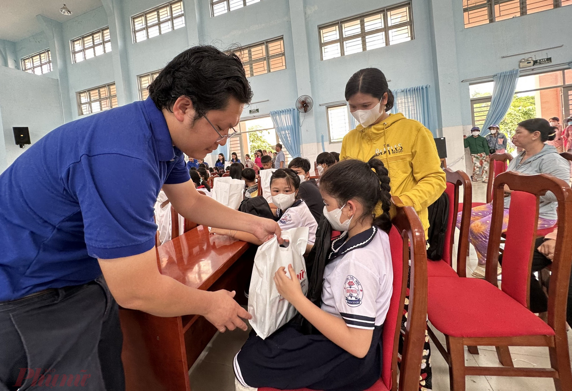 Anh Phan Hùng Trí - Chủ tịch Công đoàn Báo Phụ Nữ TPHCM tặng áo trắng và quà cho 1 một sinh bị gãy chân 