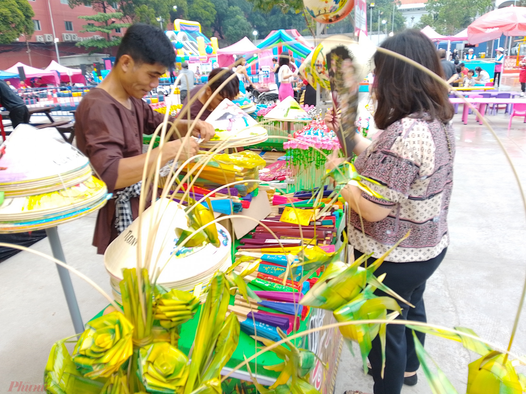 Một gian hàng trong không gian workshop trình diễn và bán các sản phẩm truyền thống của Việt Nam