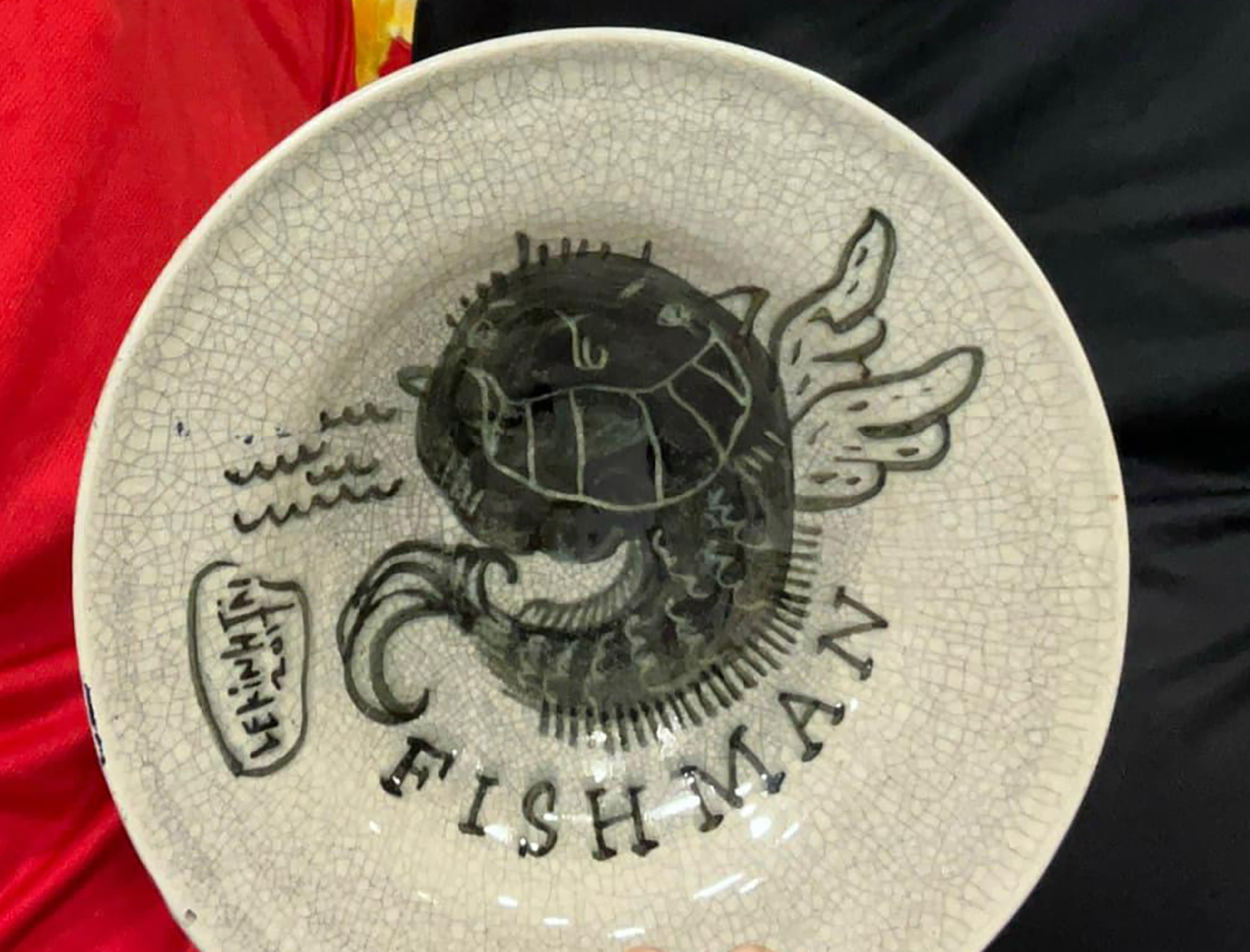 họa sĩ Lê Kinh Tài mang đến tác phẩm vẽ trên đĩa gốm mang tên Fishman. 