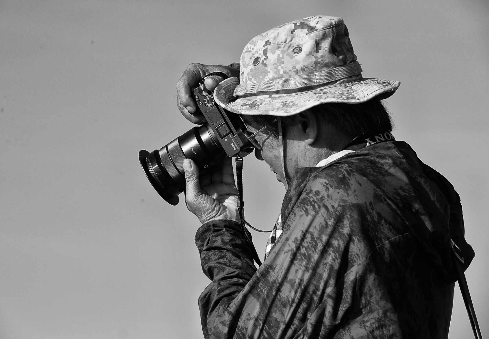 Nhiếp ảnh gia Hoàng Thạch Vân qua hình ảnh được nhiếp ảnh gia Trần Thế Phong chụp lại.