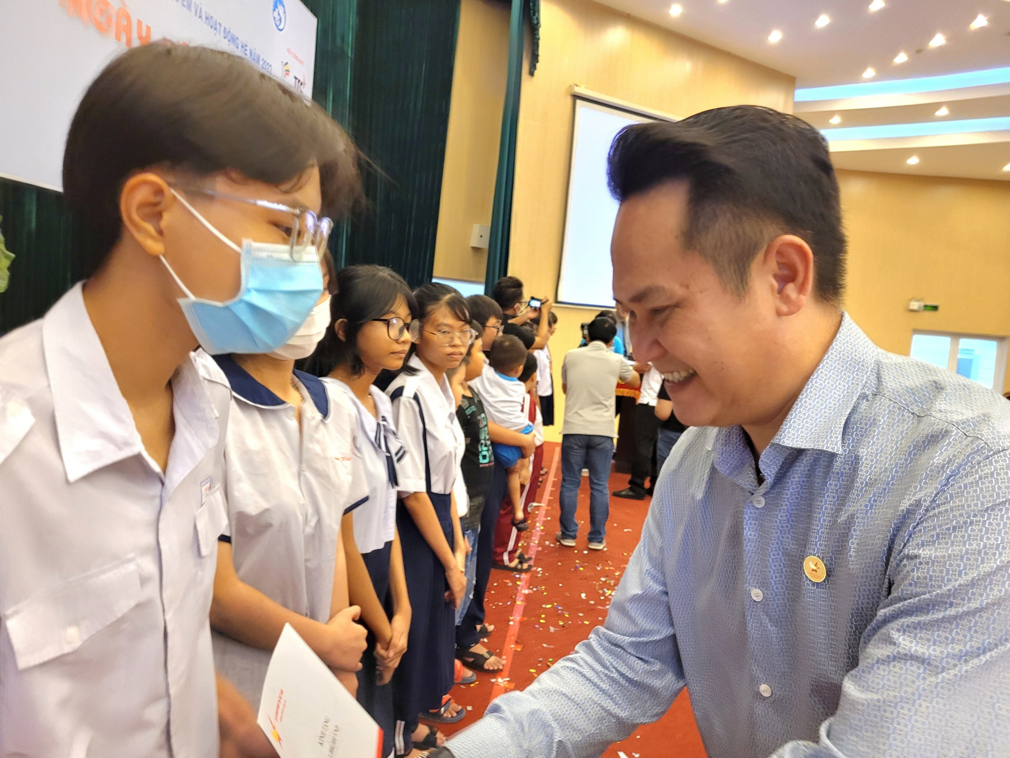 Ông Đặng Hồng Anh - Chủ tịch Hội Doanh nhân trẻ Việt Nam - trao học bổng cho trẻ mồ côi vì Covid-19 có thành tích xuất sắc trong năm học vừa qua