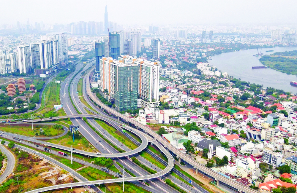 Xa lộ Hà Nội là một trong những tuyến đường rộng lớn, hiện đại của TPHCM. Việc áp dụng nghị quyết mới sẽ giúp TPHCM nhanh chóng có nhiều công trình hạ tầng  tầm cỡ, góp phần phát triển mạnh mẽ hơn - ẢNH: NGUYỄN VĂN