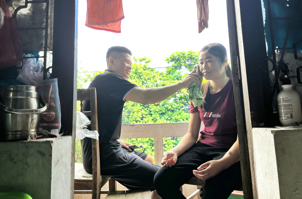 Vợ chồng chị Lô Thị Cúc - bệnh nhân suy thận,  ở trọ gần cơ sở 2 của Bệnh viện Đa khoa TP Vinh, tỉnh Nghệ An -  ngồi ngoài cửa phòng hóng gió cho bớt nóng - ẢNH: PHAN NGỌC
