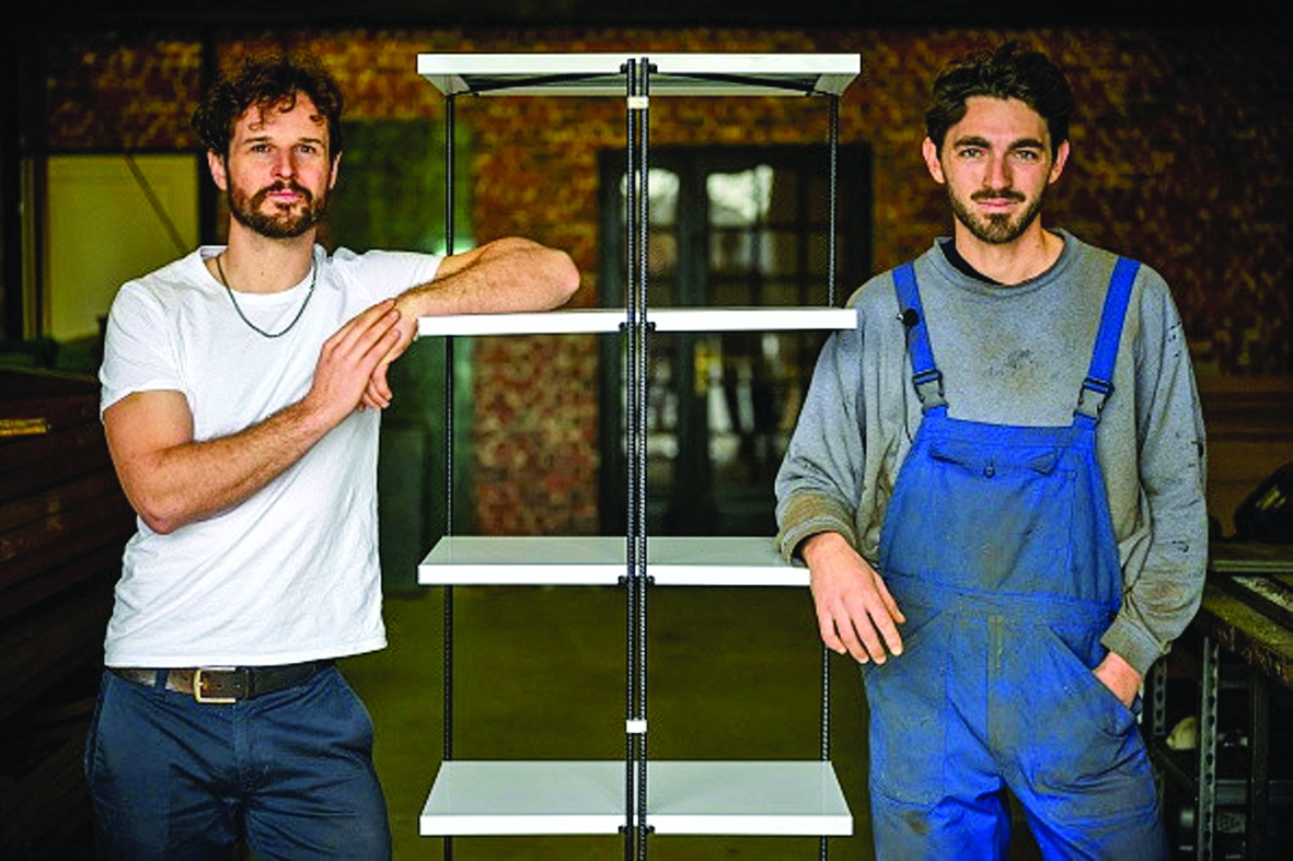 Thomas Combes (phải) và François Bois - những người sáng lập Maison Tournesol chuyên thiết kế và sản xuất đồ nội thất từ chất thải xây dựng - ẢNH: LIONEL BONAVENTURE (AFP)