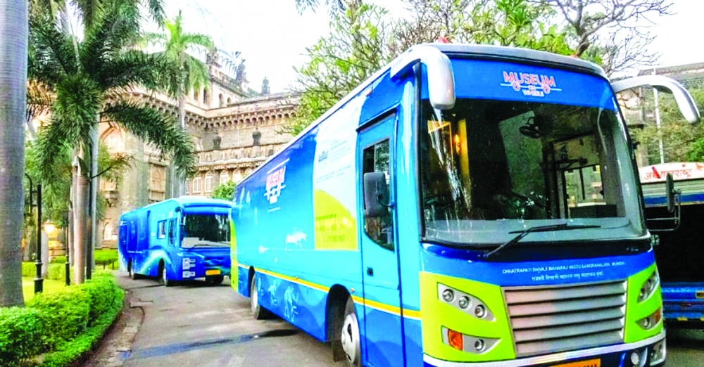 Dự án “Bảo tàng trên bánh xe” gồm 2 xe buýt lớn được thiết kế riêng để tổ chức các cuộc triển lãm lưu động - ẢNH: MOW