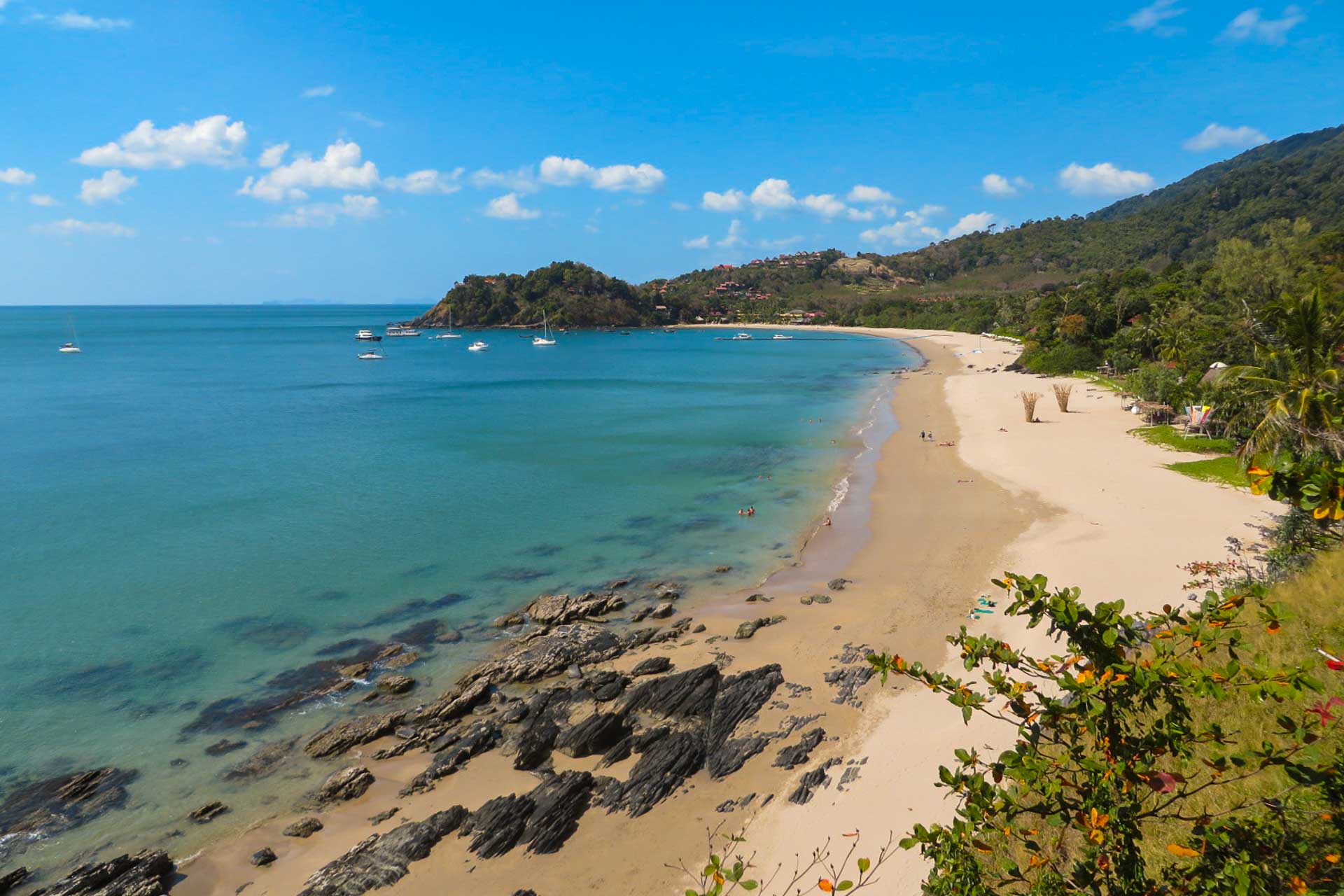 Koh Lanta thường là sự lựa chọn của các khách du lịch lứa tuổi trung và cao tuổi, tránh xa sự náo nhiệt, hoạt bát và ồn ào của các du khách trẻ để giữ gìn những bãi biển thư giãn đúng nghĩa. Không có núi đá vôi, không có những rặng san hô sát biển nhưng các bãi biển ở đây đều mang vẻ đẹp của riêng mình.   Koh Lanta là một trong những hòn đảo lớn nhất Thái Lan, có vị trí ở biển Andaman. So với Phuket hay đảo Koh Phi Phi thì diện tích của Koh Lanta khá khiêm tốn, chỉ khoảng 81km2 (gần tương tự với Côn Đảo của Việt Nam), vì vậy các hoạt động về đêm chưa thực sự phổ biến tại Koh Lanta. 