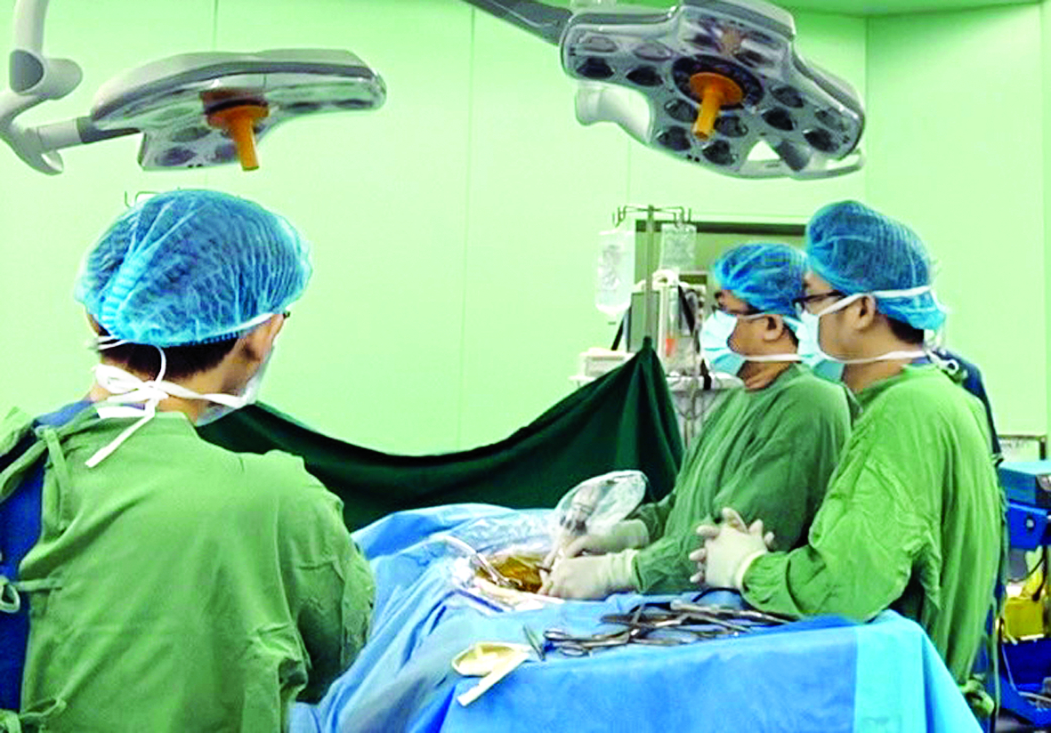 Các bác sĩ của Bệnh viện Đại học y dược TPHCM đang tiến hành phẫu thuật nội soi 2 cổng cho một bệnh nhân bị thoát vị đĩa đệm - Ảnh: M.T.