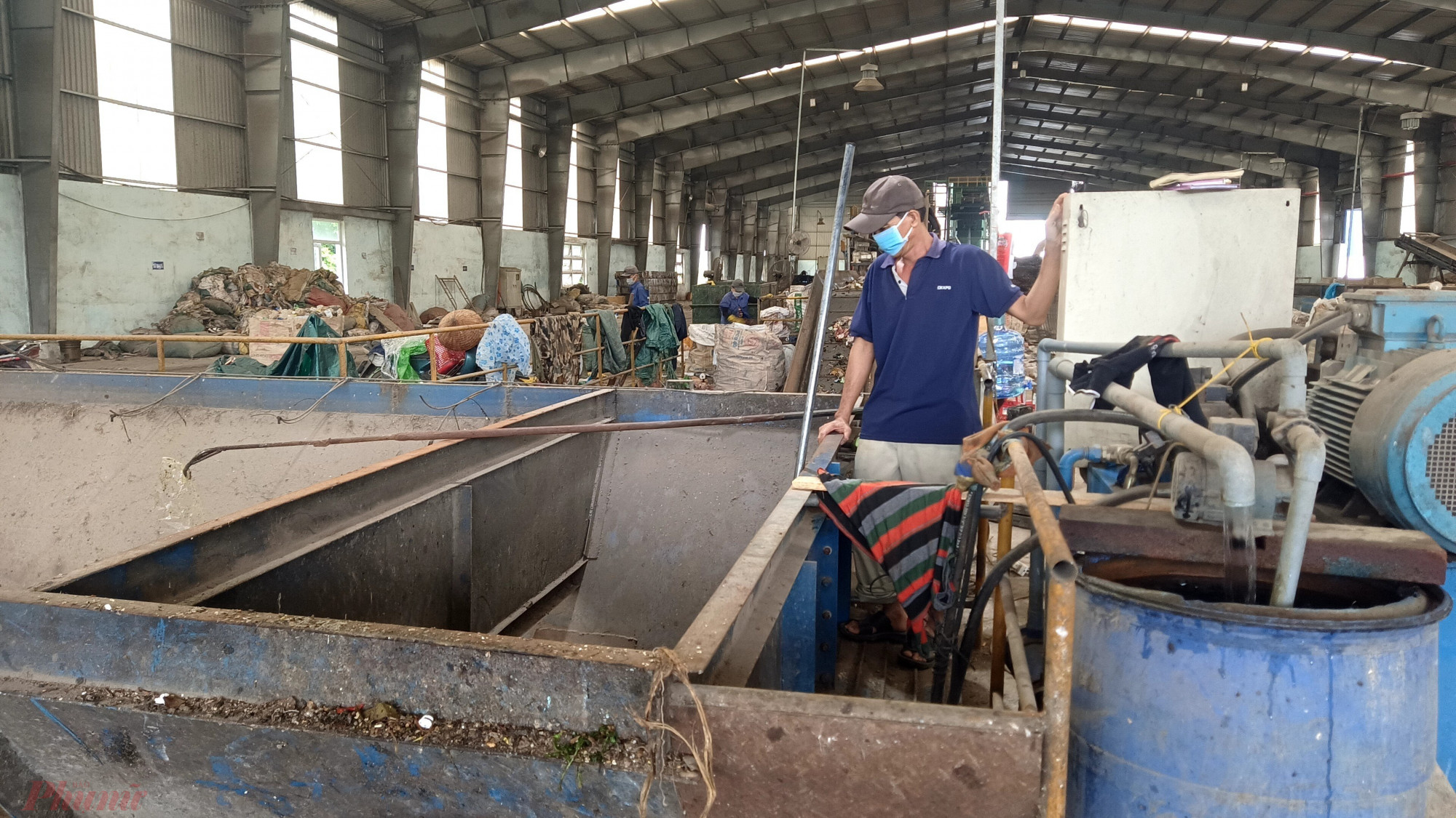 Công nhân vận hành tại Nhà máy xử lý rác thải sinh hoạt trong Khu liên hợp xử lý chất thải rắn Nghĩa Kỳ