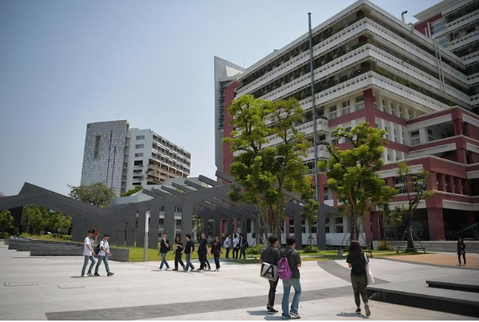 Số lượng sinh viên giảm đã khiến doanh thu của các trường đại học Thái Lan giảm mạnh