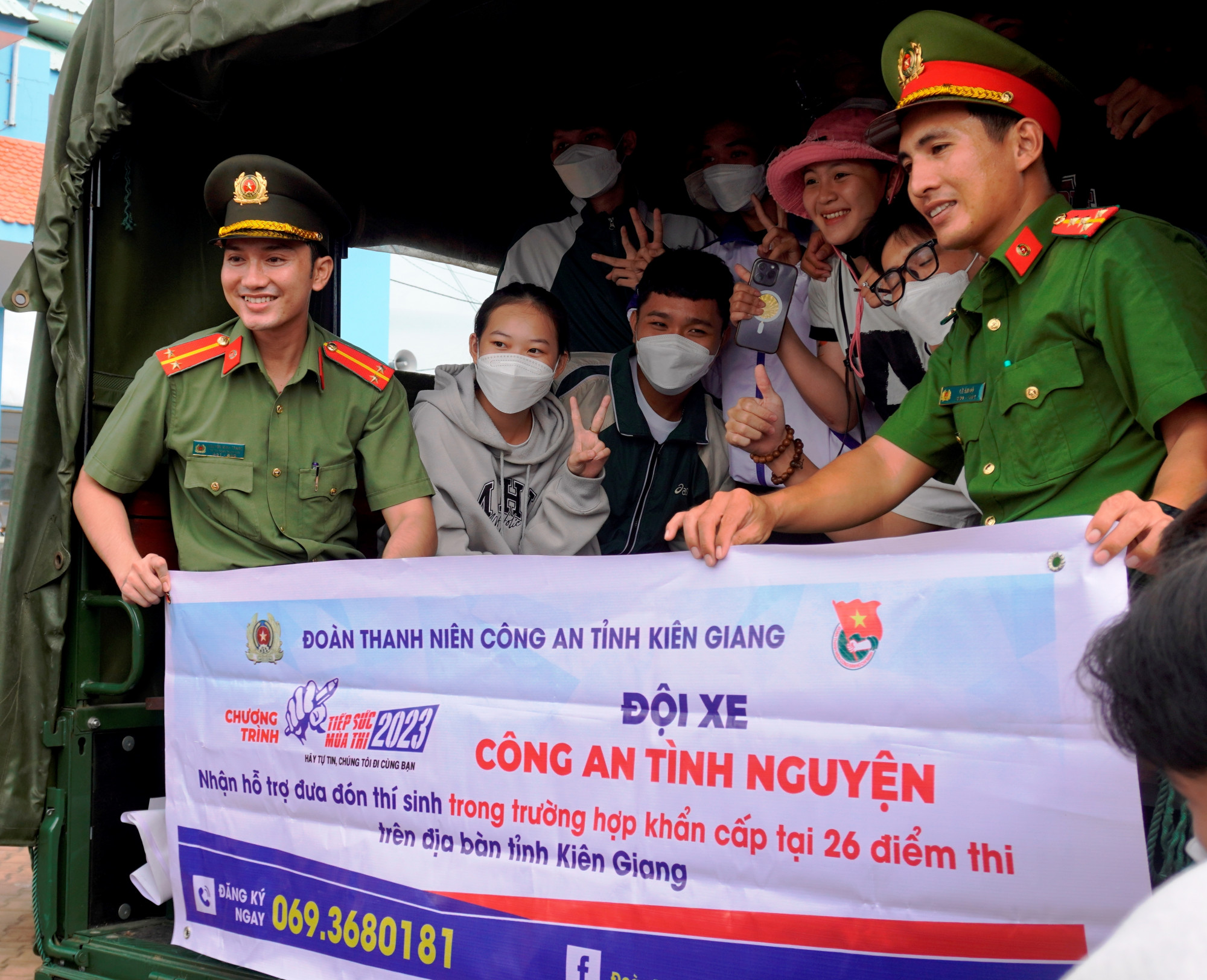 Lực lượng tiếp sức mùa thi của Công an tỉnh Kiên Giang hỗ trợ các em học sinh huyện đảo Kiên Hải vào đi thi ở đất liền