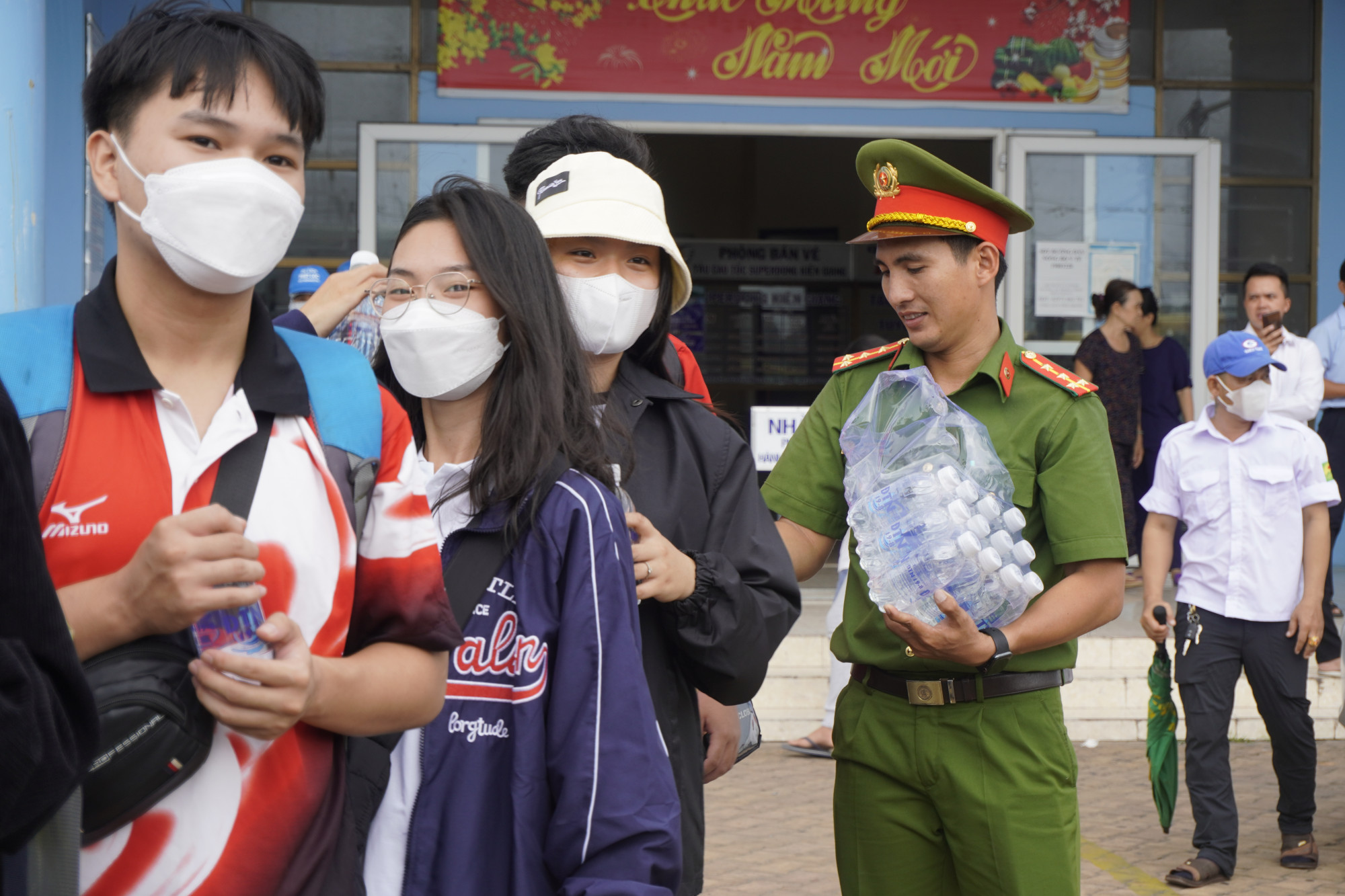 Lực lượng tiếp sức mùa thi của Công an tỉnh Kiên Giang hỗ trợ các em học sinh huyện đảo Kiên Hải vào đi thi ở đất liền