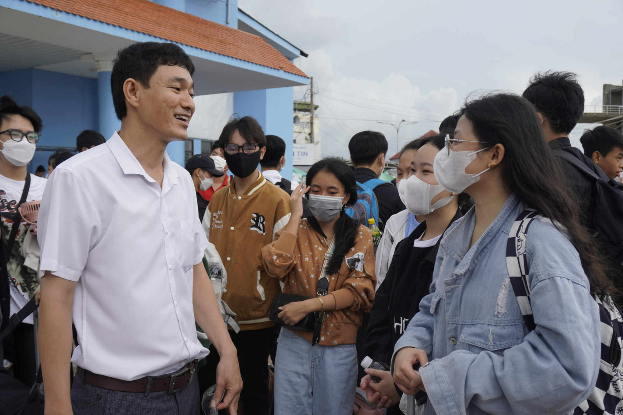 Thầy Trịnh Vũ Thành - Giáo viên trường THCS và THPT Kiên Hải động viên các em học sinh
