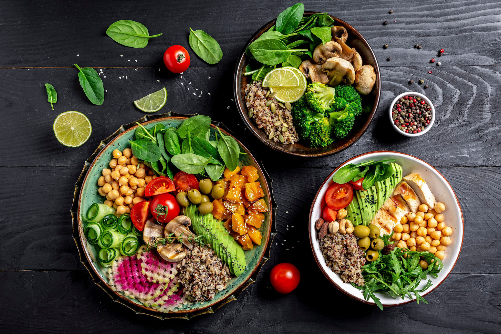 Hãy ăn ba bữa một ngày bao gồm protein nạc (một phần tư đĩa của bạn), carbohydrate phức hợp (một phần tư đĩa của bạn) và một loạt các loại rau (một nửa đĩa của bạn) ”, chuyên gia dinh dưỡng và biên tập viên cộng tác cho tạp chí Vogue, Rosemary Ferguson, khuyên .