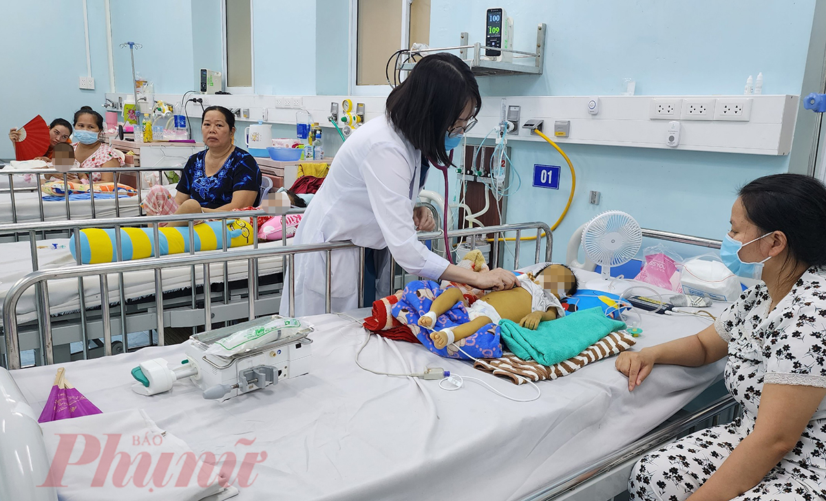 Bác sĩ khám cho bệnh nhi suy gan tại Bệnh viện Nhi Đồng 2 TPHCM