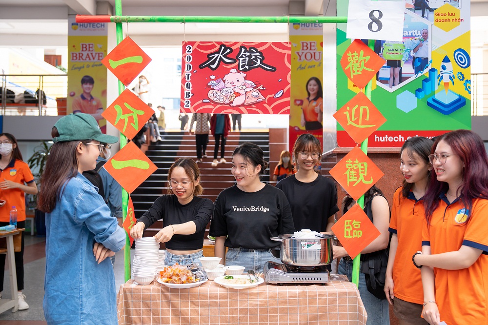 Trang trí gian hàng theo phong cách Đài Loan (Trung Quốc), tự tay chế biến các món ăn đặc trưng xứ Đài - Ảnh: HUTECH