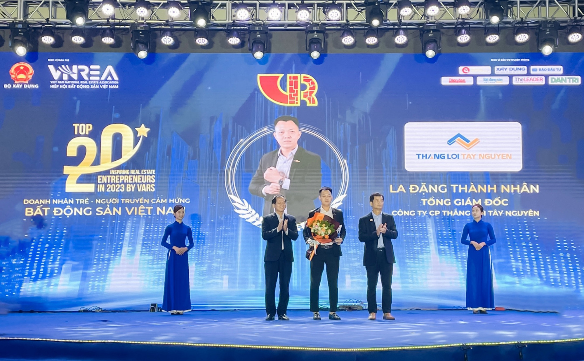 Anh La Đặng Thành Nhân - Tổng giám đốc Thắng Lợi Tây Nguyên (giữa) nhận giải thưởng “Top 20 doanh nhân trẻ truyền cảm hứng bất động sản Việt Nam năm 2023”