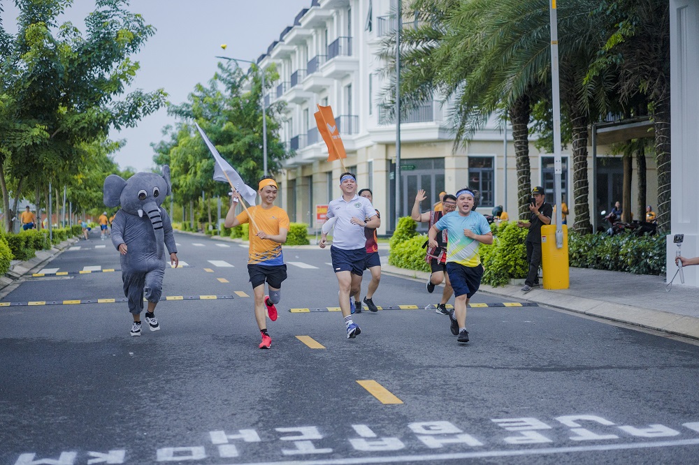 Anh La Đặng Thành Nhân (áo trắng) với các hoạt động kết nối, tạo động lực cho đội ngũ nhân sự qua hoạt động chạy bộ rèn luyện sức khoẻ cùng nhau - Ảnh: Thắng Lợi Group