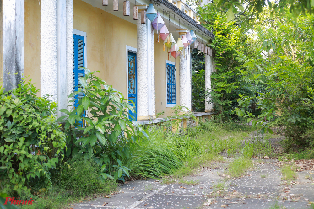 Theo quan sát của phóng viên khi căn nhà 2 tầng có kiến trúc Pháp ở số 145 Phan Đình Phùng (TP Huế) - nơi ở của bà Từ Cung - cỏ mọc um tùm, bị bỏ hoang nhiều năm qua. Khiến nhiều người dân Huế vô cùng tiếc rẻ