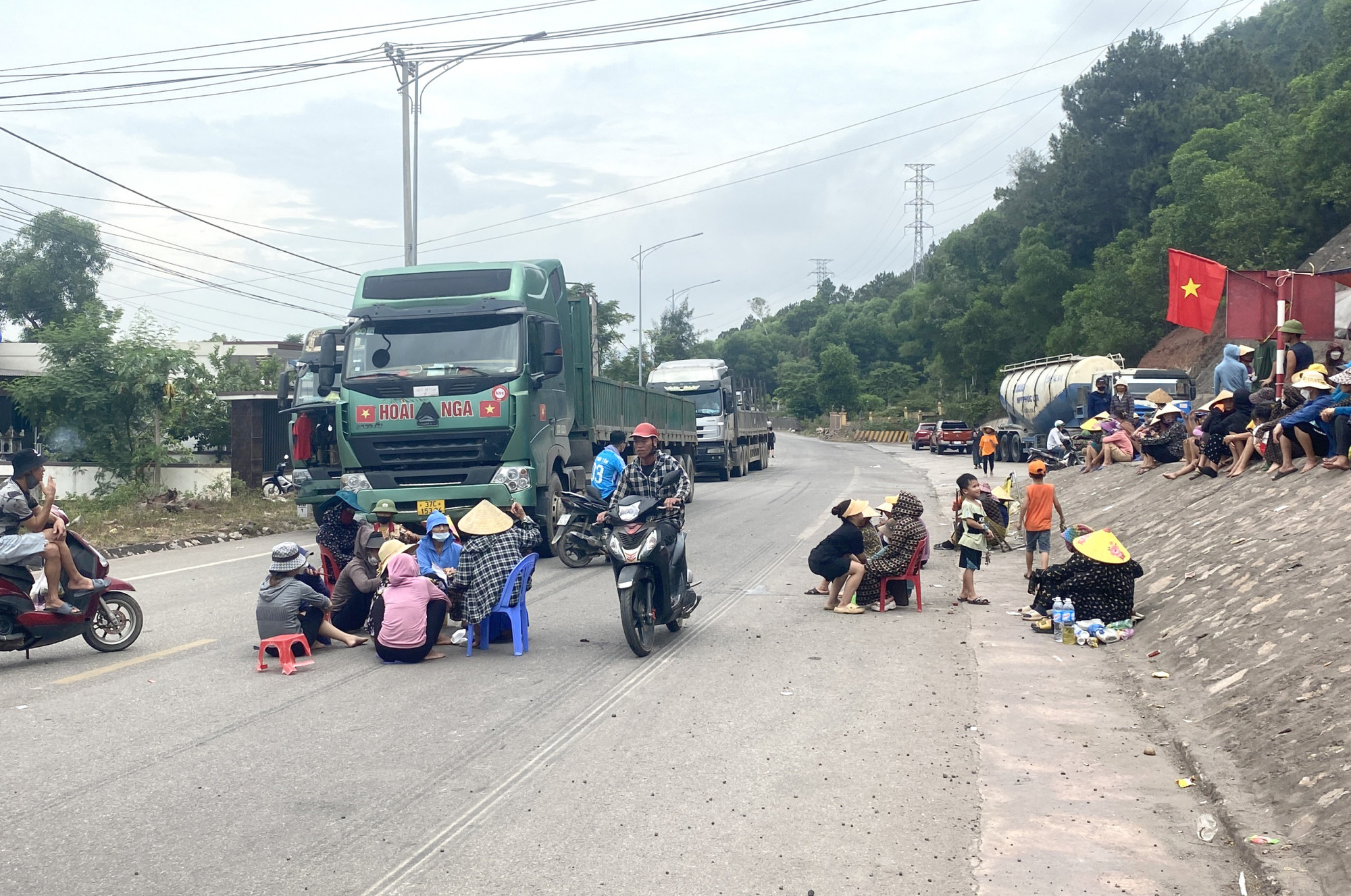Người dân tập trung chặn xe chở xi măng vào cảng Vissai - Ảnh: Khánh Trung