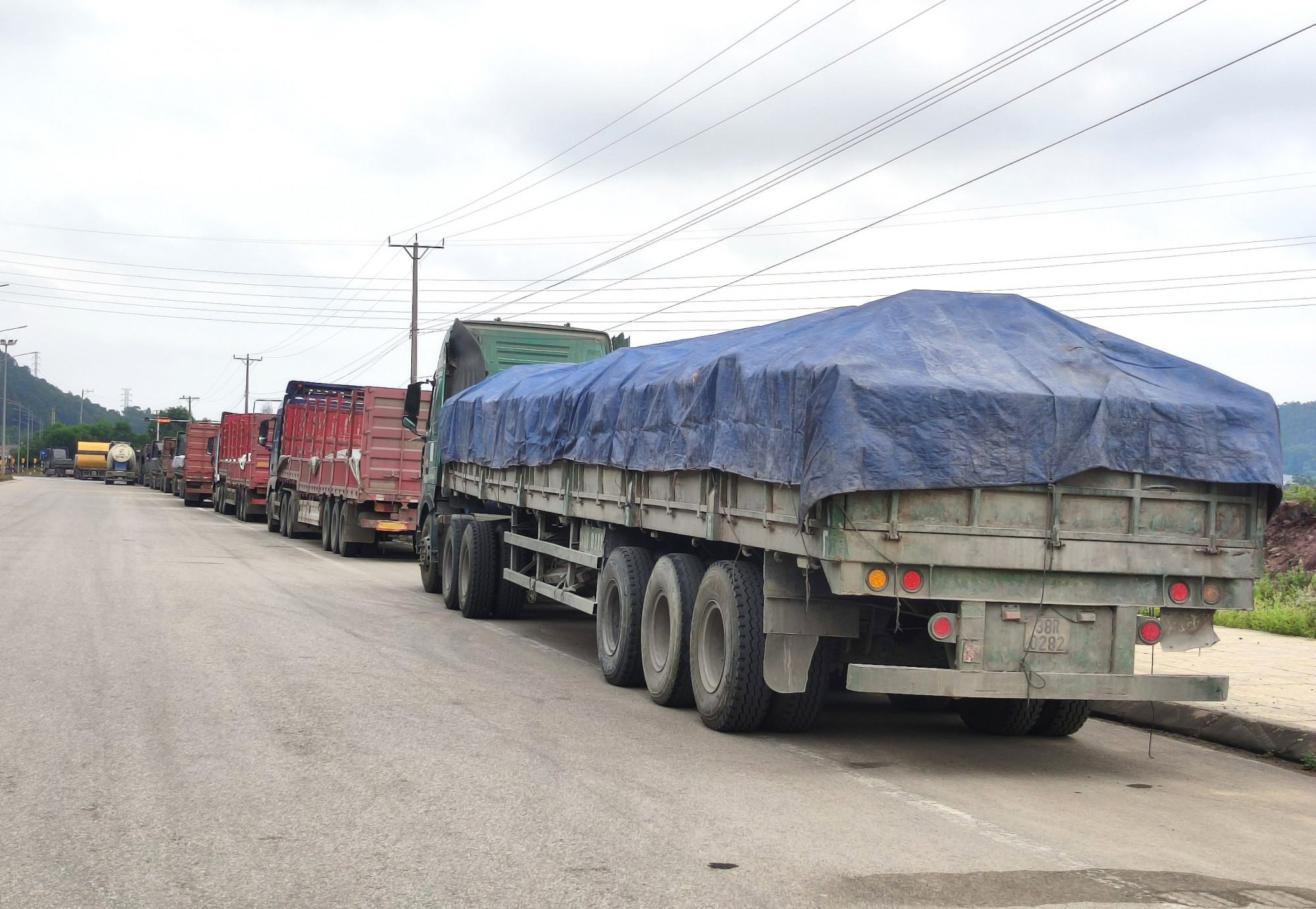 Vụ việc kéo dài trong 2 ngày khiến nhiều xe tải chở xi măng phải xếp hàng dài trên đường - Ảnh: Khánh Trung