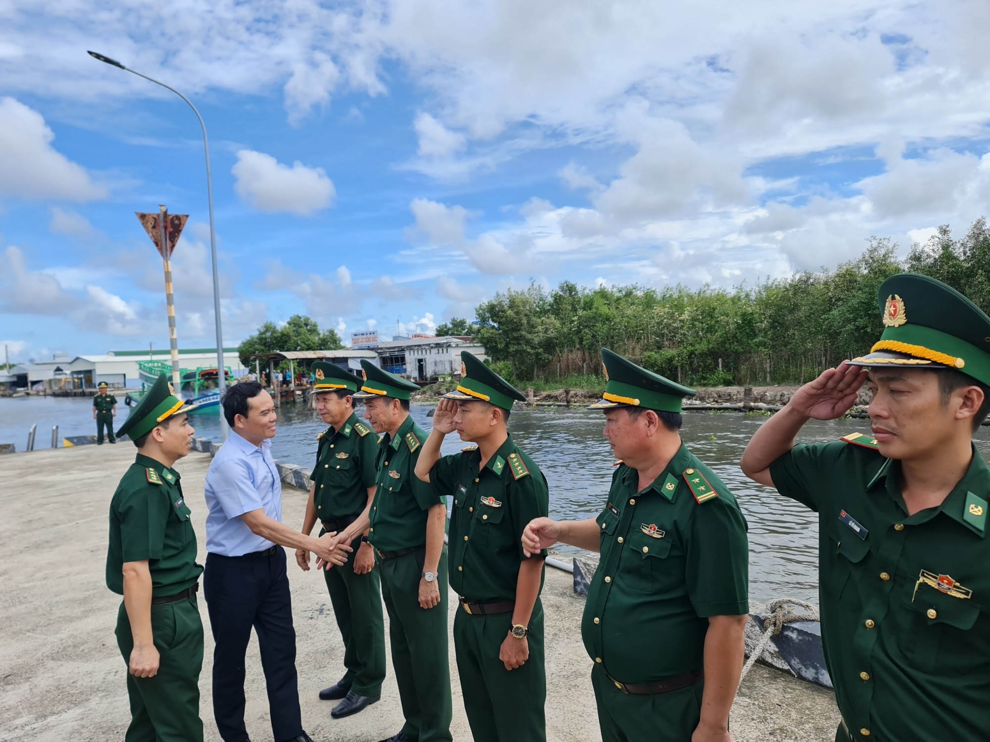 Phó thủ tướng đến thăm Đồn biên phòng Sông Đốc