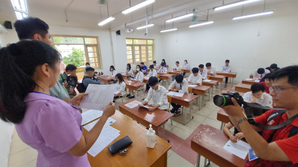 Trong kì thi này, Hà Nội đã bố trí khoảng 189 điểm thi với xấp xỉ 5000 phòng thi cho các sỹ tử.