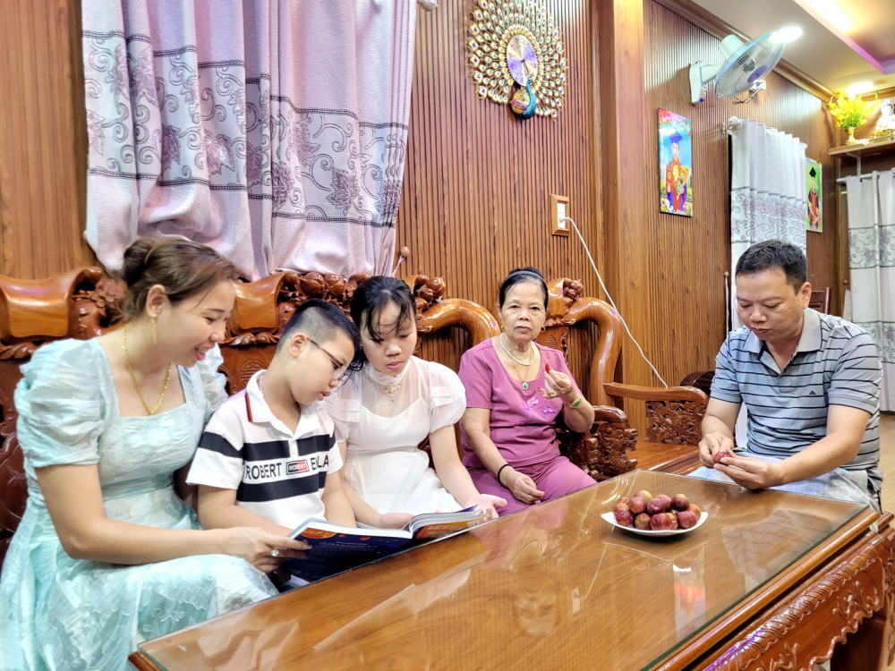 Khoảnh khắc sum vầy ấm áp của chị Trang bên gia đình sau một ngày bận rộn  với việc học hành, kinh doanh