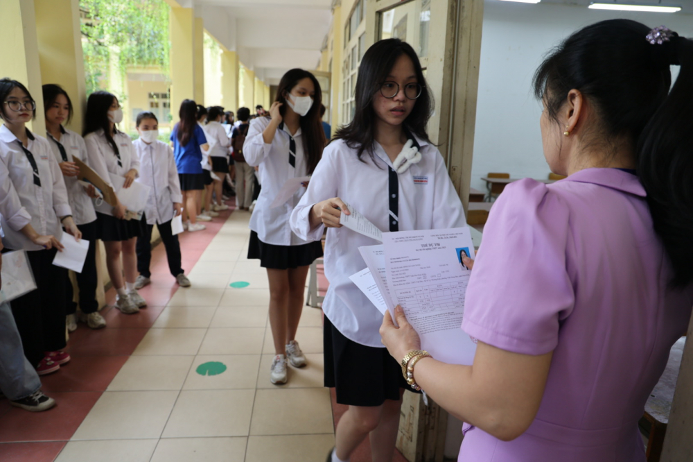 Ghi nhận của PV tại điểm thi trường THPT Việt Đức (Hoàn Kiếm, Hà Nội) các sỹ tử có mặt từ sớm để làm thủ tục và nghe phổ biến quy chế thi.