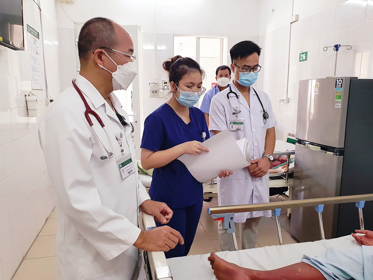 Các bác sĩ thăm khám bệnh nhân sốt xuất huyết tại Trung tâm Bệnh nhiệt đới (Bệnh viện Bạch Mai)