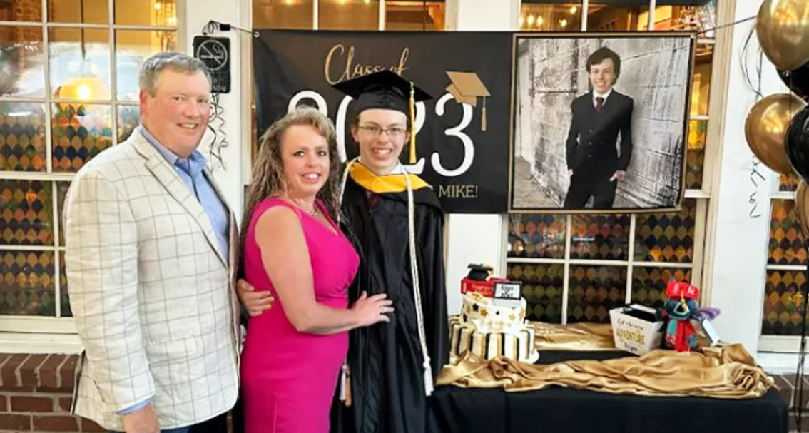 Mike Wimmer chụp ảnh tốt nghiệp đại học cùng ba mẹ hồi tháng 5/2023, khi ở tuổi 14