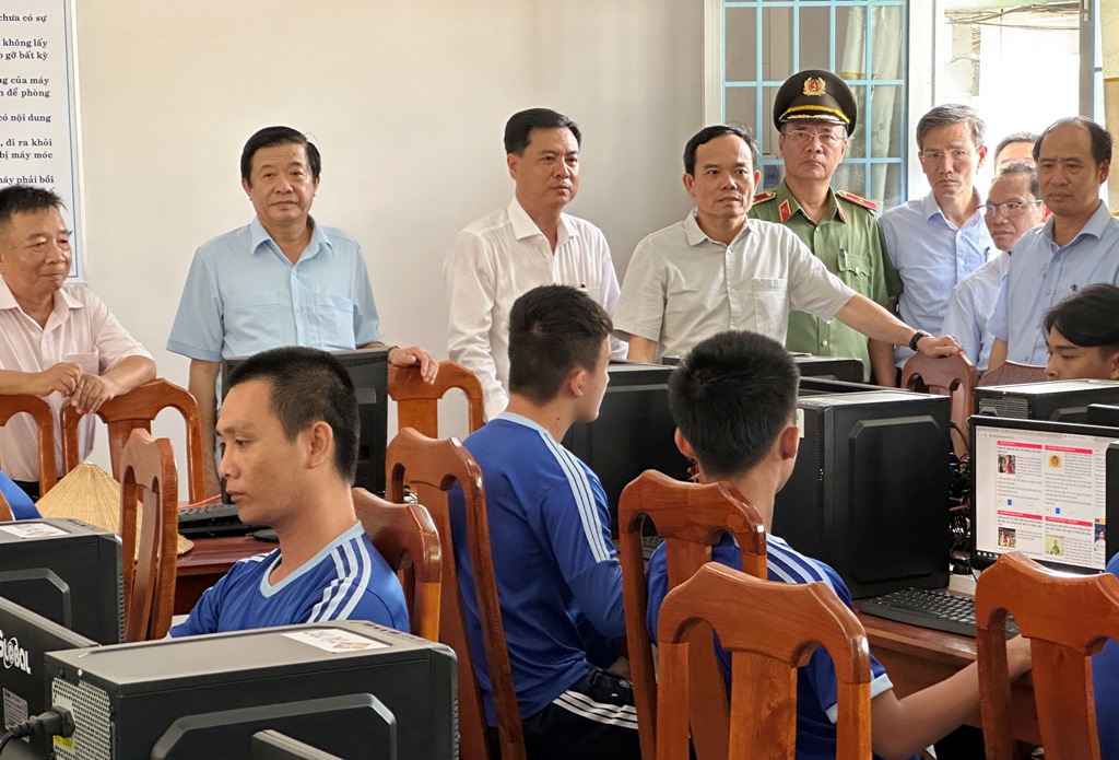 Phó thủ tướng Trần Lưu Quang thăm các học viên đang cai nghiện tại cơ sở cai nghiện ma túy tỉnh Vĩnh Long.